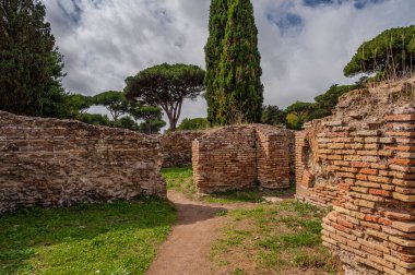 Ostia Antica tarihsel olarak Roma 'ya açılan kapı olarak kabul edilir: Tiber' in ağzında kurulmuş, Roma 'nın ilk kolonisidir..