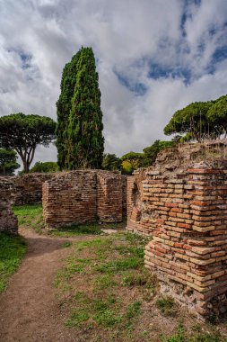 Ostia Antica tarihsel olarak Roma 'ya açılan kapı olarak kabul edilir: Tiber' in ağzında kurulmuş, Roma 'nın ilk kolonisidir..