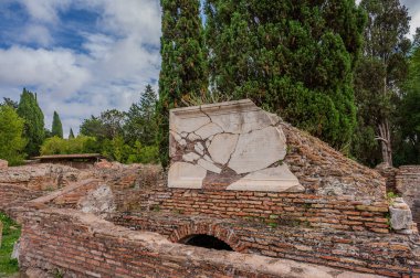 Ostia Antica tarihsel olarak Roma 'ya açılan kapı olarak kabul edilir: Tiber' in ağzında kurulmuş, Roma 'nın ilk kolonisidir..
