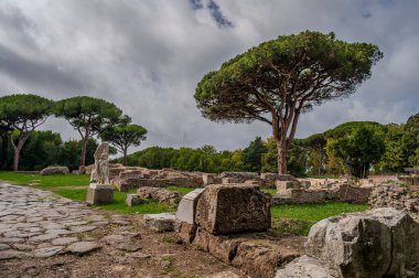 Ostia Antica tarihsel olarak Roma 'ya açılan kapı olarak kabul edilir: Tiber' in ağzında kurulmuş, Roma 'nın ilk kolonisidir..