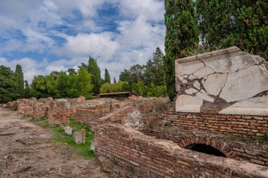 Ostia Antica tarihsel olarak Roma 'ya açılan kapı olarak kabul edilir: Tiber' in ağzında kurulmuş, Roma 'nın ilk kolonisidir..