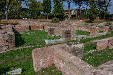 Ostia Antica tarihsel olarak Roma 'ya açılan kapı olarak kabul edilir: Tiber' in ağzında kurulmuş, Roma 'nın ilk kolonisidir..