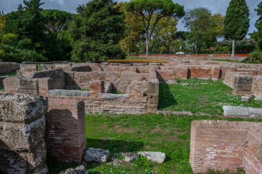Ostia Antica tarihsel olarak Roma 'ya açılan kapı olarak kabul edilir: Tiber' in ağzında kurulmuş, Roma 'nın ilk kolonisidir..