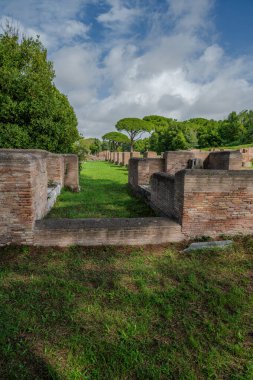 Ostia Antica tarihsel olarak Roma 'ya açılan kapı olarak kabul edilir: Tiber' in ağzında kurulmuş, Roma 'nın ilk kolonisidir..