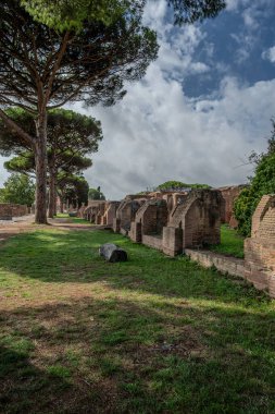 Ostia Antica tarihsel olarak Roma 'ya açılan kapı olarak kabul edilir: Tiber' in ağzında kurulmuş, Roma 'nın ilk kolonisidir..