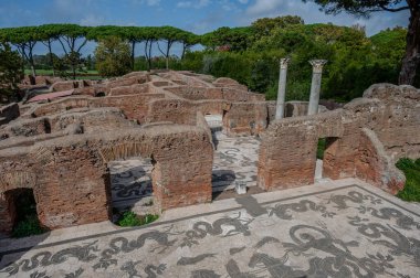 Ostia Antica tarihsel olarak Roma 'ya açılan kapı olarak kabul edilir: Tiber' in ağzında kurulmuş, Roma 'nın ilk kolonisidir..