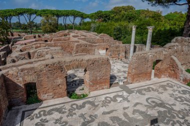 Ostia Antica tarihsel olarak Roma 'ya açılan kapı olarak kabul edilir: Tiber' in ağzında kurulmuş, Roma 'nın ilk kolonisidir..