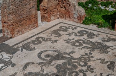 Ostia Antica tarihsel olarak Roma 'ya açılan kapı olarak kabul edilir: Tiber' in ağzında kurulmuş, Roma 'nın ilk kolonisidir..