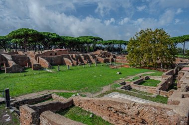 Ostia Antica tarihsel olarak Roma 'ya açılan kapı olarak kabul edilir: Tiber' in ağzında kurulmuş, Roma 'nın ilk kolonisidir..