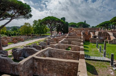 Ostia Antica tarihsel olarak Roma 'ya açılan kapı olarak kabul edilir: Tiber' in ağzında kurulmuş, Roma 'nın ilk kolonisidir..