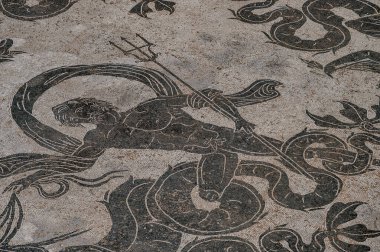 Ostia Antica tarihsel olarak Roma 'ya açılan kapı olarak kabul edilir: Tiber' in ağzında kurulmuş, Roma 'nın ilk kolonisidir..