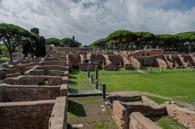 Ostia Antica tarihsel olarak Roma 'ya açılan kapı olarak kabul edilir: Tiber' in ağzında kurulmuş, Roma 'nın ilk kolonisidir..