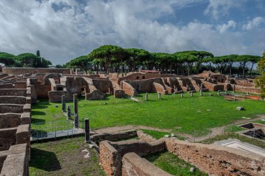 Ostia Antica tarihsel olarak Roma 'ya açılan kapı olarak kabul edilir: Tiber' in ağzında kurulmuş, Roma 'nın ilk kolonisidir..