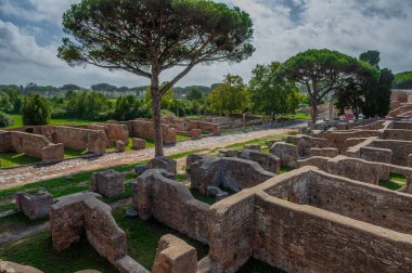 Ostia Antica tarihsel olarak Roma 'ya açılan kapı olarak kabul edilir: Tiber' in ağzında kurulmuş, Roma 'nın ilk kolonisidir..