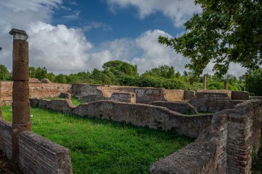 Ostia Antica tarihsel olarak Roma 'ya açılan kapı olarak kabul edilir: Tiber' in ağzında kurulmuş, Roma 'nın ilk kolonisidir..