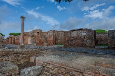 Ostia Antica tarihsel olarak Roma 'ya açılan kapı olarak kabul edilir: Tiber' in ağzında kurulmuş, Roma 'nın ilk kolonisidir..