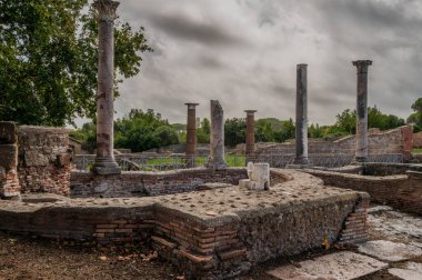 Ostia Antica tarihsel olarak Roma 'ya açılan kapı olarak kabul edilir: Tiber' in ağzında kurulmuş, Roma 'nın ilk kolonisidir..