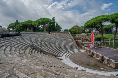 Ostia Antica tarihsel olarak Roma 'ya açılan kapı olarak kabul edilir: Tiber' in ağzında kurulmuş, Roma 'nın ilk kolonisidir..