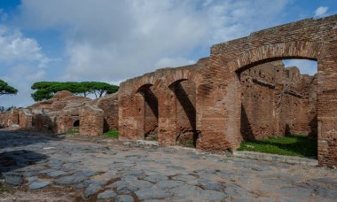 Ostia Antica tarihsel olarak Roma 'ya açılan kapı olarak kabul edilir: Tiber' in ağzında kurulmuş, Roma 'nın ilk kolonisidir..
