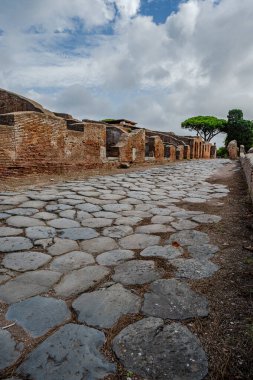 Ostia Antica tarihsel olarak Roma 'ya açılan kapı olarak kabul edilir: Tiber' in ağzında kurulmuş, Roma 'nın ilk kolonisidir..