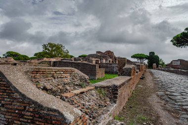 Ostia Antica tarihsel olarak Roma 'ya açılan kapı olarak kabul edilir: Tiber' in ağzında kurulmuş, Roma 'nın ilk kolonisidir..