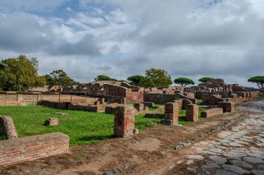Ostia Antica tarihsel olarak Roma 'ya açılan kapı olarak kabul edilir: Tiber' in ağzında kurulmuş, Roma 'nın ilk kolonisidir..