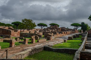 Ostia Antica tarihsel olarak Roma 'ya açılan kapı olarak kabul edilir: Tiber' in ağzında kurulmuş, Roma 'nın ilk kolonisidir..