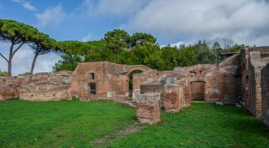 Ostia Antica tarihsel olarak Roma 'ya açılan kapı olarak kabul edilir: Tiber' in ağzında kurulmuş, Roma 'nın ilk kolonisidir..