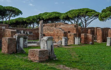 Ostia Antica tarihsel olarak Roma 'ya açılan kapı olarak kabul edilir: Tiber' in ağzında kurulmuş, Roma 'nın ilk kolonisidir..