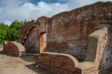 Ostia Antica tarihsel olarak Roma 'ya açılan kapı olarak kabul edilir: Tiber' in ağzında kurulmuş, Roma 'nın ilk kolonisidir..