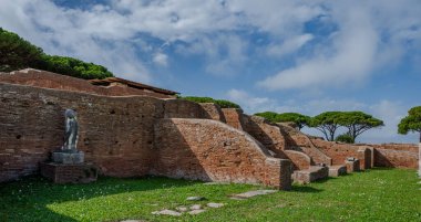 Ostia Antica tarihsel olarak Roma 'ya açılan kapı olarak kabul edilir: Tiber' in ağzında kurulmuş, Roma 'nın ilk kolonisidir..