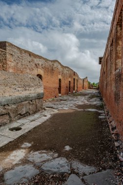 Ostia Antica tarihsel olarak Roma 'ya açılan kapı olarak kabul edilir: Tiber' in ağzında kurulmuş, Roma 'nın ilk kolonisidir..