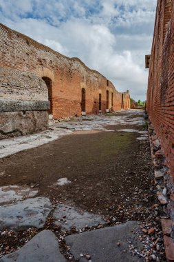 Ostia Antica tarihsel olarak Roma 'ya açılan kapı olarak kabul edilir: Tiber' in ağzında kurulmuş, Roma 'nın ilk kolonisidir..