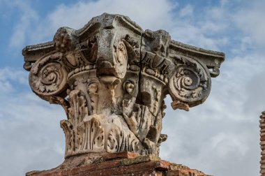 Ostia Antica tarihsel olarak Roma 'ya açılan kapı olarak kabul edilir: Tiber' in ağzında kurulmuş, Roma 'nın ilk kolonisidir..