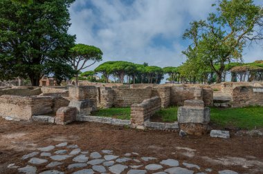 Ostia Antica tarihsel olarak Roma 'ya açılan kapı olarak kabul edilir: Tiber' in ağzında kurulmuş, Roma 'nın ilk kolonisidir..