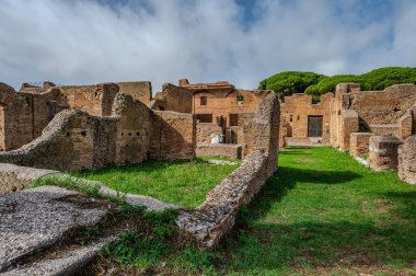 Ostia Antica tarihsel olarak Roma 'ya açılan kapı olarak kabul edilir: Tiber' in ağzında kurulmuş, Roma 'nın ilk kolonisidir..
