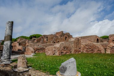 Ostia Antica tarihsel olarak Roma 'ya açılan kapı olarak kabul edilir: Tiber' in ağzında kurulmuş, Roma 'nın ilk kolonisidir..