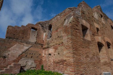 Ostia Antica tarihsel olarak Roma 'ya açılan kapı olarak kabul edilir: Tiber' in ağzında kurulmuş, Roma 'nın ilk kolonisidir..