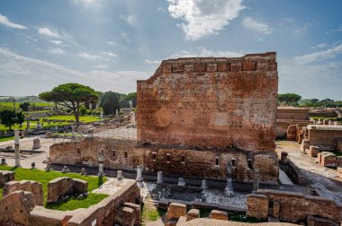 Ostia Antica tarihsel olarak Roma 'ya açılan kapı olarak kabul edilir: Tiber' in ağzında kurulmuş, Roma 'nın ilk kolonisidir..