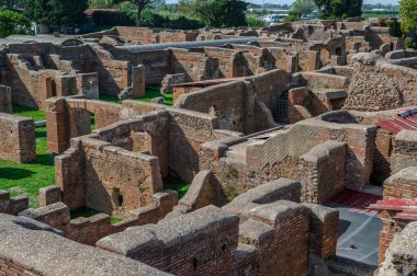 Ostia Antica tarihsel olarak Roma 'ya açılan kapı olarak kabul edilir: Tiber' in ağzında kurulmuş, Roma 'nın ilk kolonisidir..