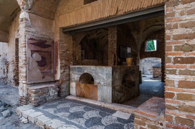 Ostia Antica tarihsel olarak Roma 'ya açılan kapı olarak kabul edilir: Tiber' in ağzında kurulmuş, Roma 'nın ilk kolonisidir..