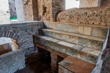 Ostia Antica tarihsel olarak Roma 'ya açılan kapı olarak kabul edilir: Tiber' in ağzında kurulmuş, Roma 'nın ilk kolonisidir..