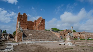 Ostia Antica tarihsel olarak Roma 'ya açılan kapı olarak kabul edilir: Tiber' in ağzında kurulmuş, Roma 'nın ilk kolonisidir..