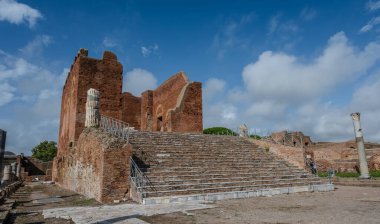 Ostia Antica tarihsel olarak Roma 'ya açılan kapı olarak kabul edilir: Tiber' in ağzında kurulmuş, Roma 'nın ilk kolonisidir..