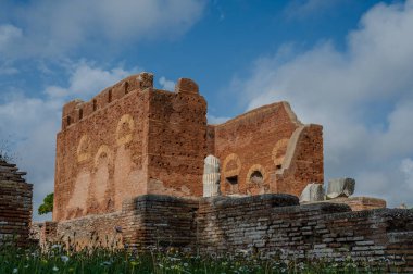 Ostia Antica tarihsel olarak Roma 'ya açılan kapı olarak kabul edilir: Tiber' in ağzında kurulmuş, Roma 'nın ilk kolonisidir..