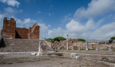 Ostia Antica tarihsel olarak Roma 'ya açılan kapı olarak kabul edilir: Tiber' in ağzında kurulmuş, Roma 'nın ilk kolonisidir..