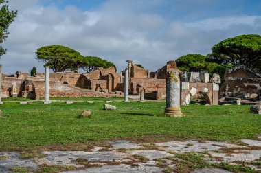 Ostia Antica tarihsel olarak Roma 'ya açılan kapı olarak kabul edilir: Tiber' in ağzında kurulmuş, Roma 'nın ilk kolonisidir..