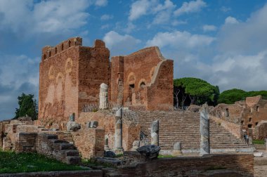 Ostia Antica tarihsel olarak Roma 'ya açılan kapı olarak kabul edilir: Tiber' in ağzında kurulmuş, Roma 'nın ilk kolonisidir..