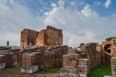 Ostia Antica tarihsel olarak Roma 'ya açılan kapı olarak kabul edilir: Tiber' in ağzında kurulmuş, Roma 'nın ilk kolonisidir..