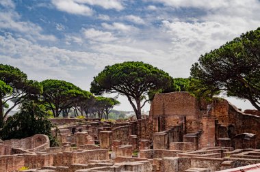 Ostia Antica tarihsel olarak Roma 'ya açılan kapı olarak kabul edilir: Tiber' in ağzında kurulmuş, Roma 'nın ilk kolonisidir..